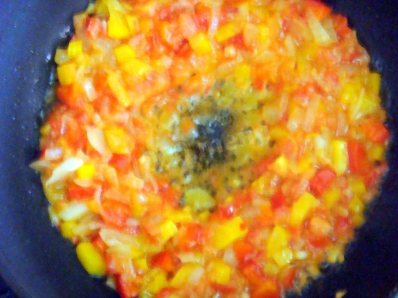 Шаг 5 приготовления Яичница глазунья с овощами и зеленью