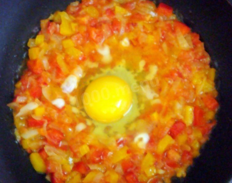Шаг 6 приготовления Яичница глазунья с овощами и зеленью