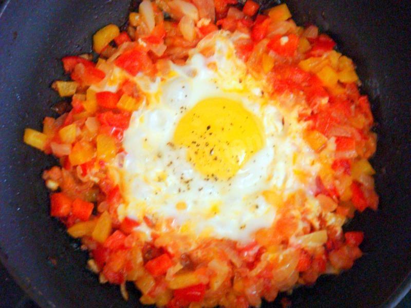 Шаг 7 приготовления Яичница глазунья с овощами и зеленью