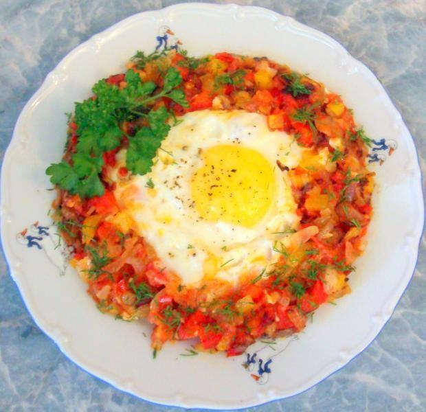 Шаг 8 приготовления Яичница глазунья с овощами и зеленью