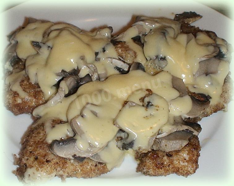 Обложка рецепта Куриные отбивные с шампиньонами и сыром в панировке