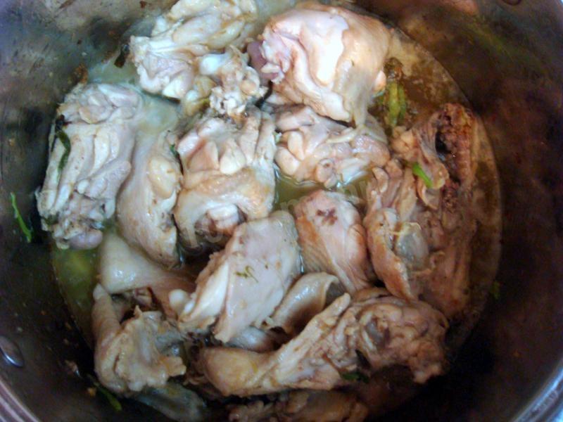 Шаг 9 приготовления Курица в красном соусе с яйцами