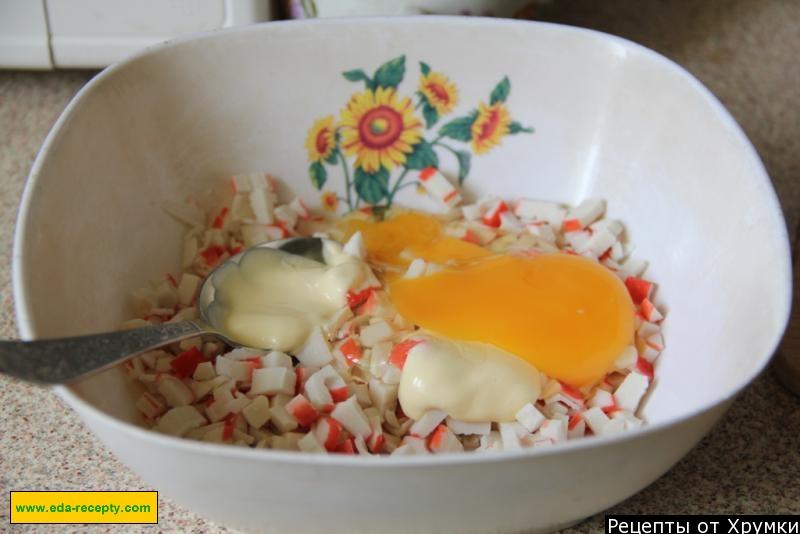 Шаг 2 приготовления оладьи с крабовыми палочками и сыром