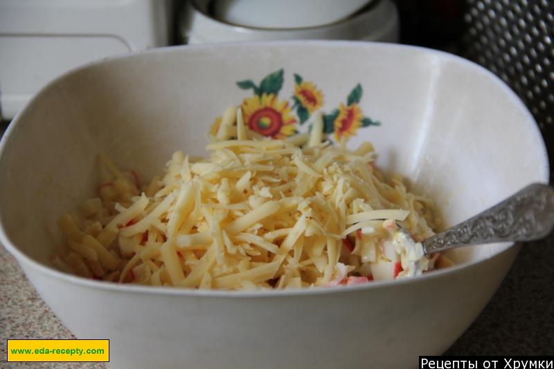 Шаг 3 приготовления оладьи с крабовыми палочками и сыром
