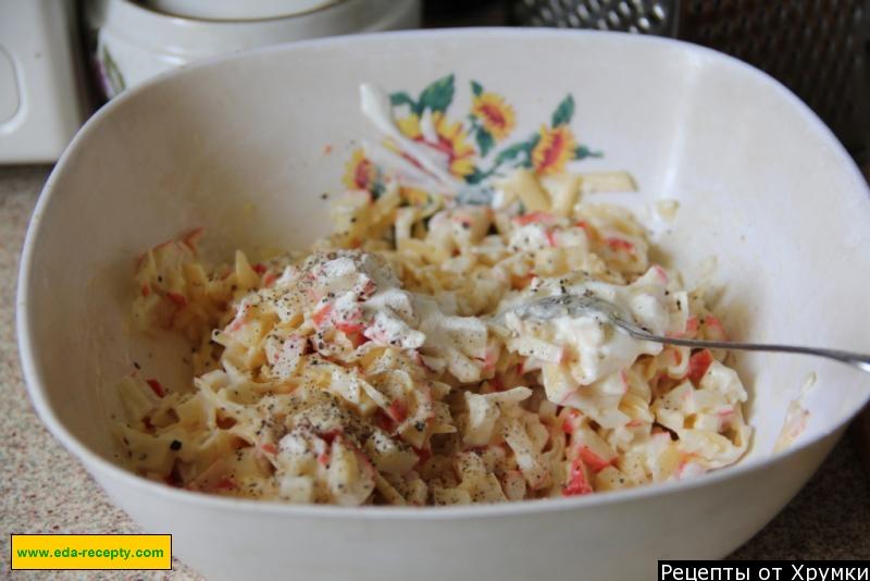 Шаг 4 приготовления оладьи с крабовыми палочками и сыром