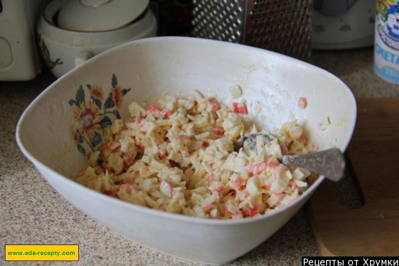 Шаг 5 приготовления оладьи с крабовыми палочками и сыром