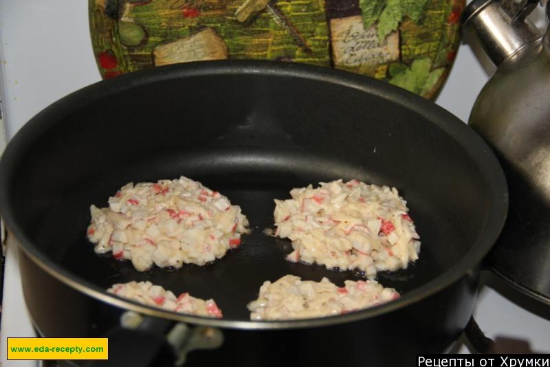 Шаг 6 приготовления оладьи с крабовыми палочками и сыром