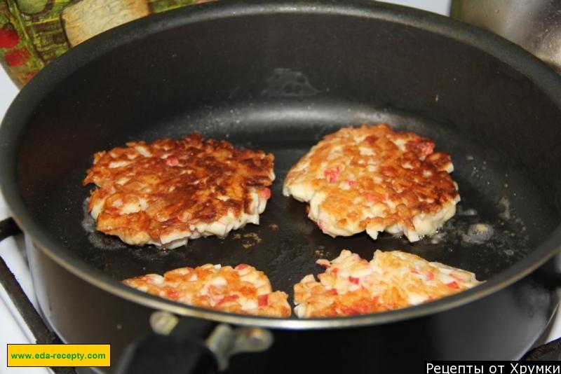 Шаг 7 приготовления оладьи с крабовыми палочками и сыром