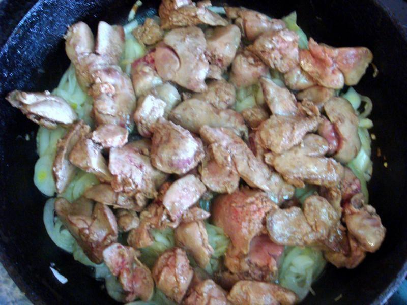 Шаг 4 приготовления Куриная печень под сочной сырной корочкой