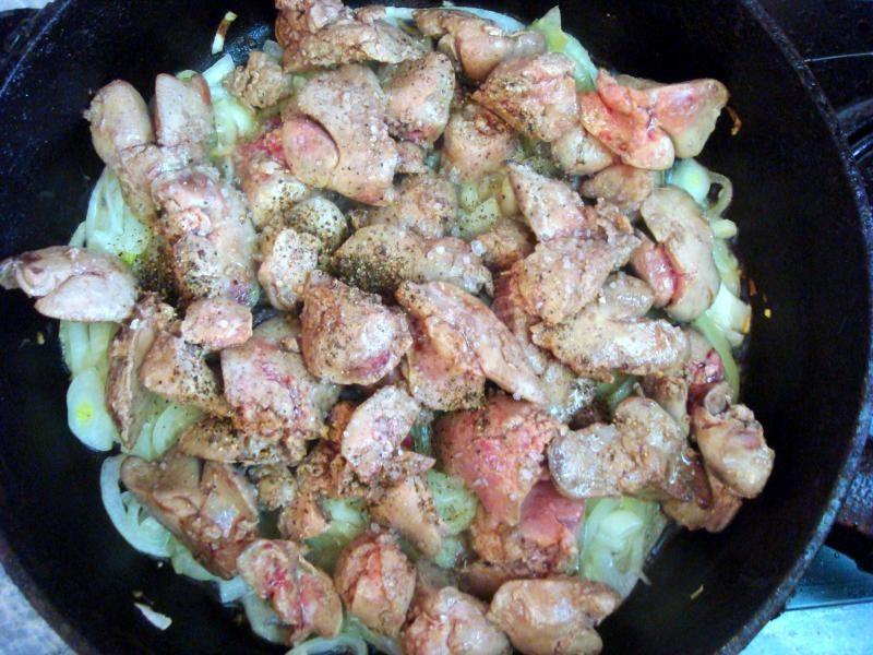 Шаг 5 приготовления Куриная печень под сочной сырной корочкой