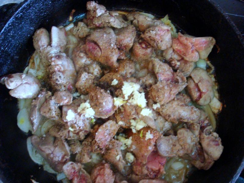 Шаг 7 приготовления Куриная печень под сочной сырной корочкой
