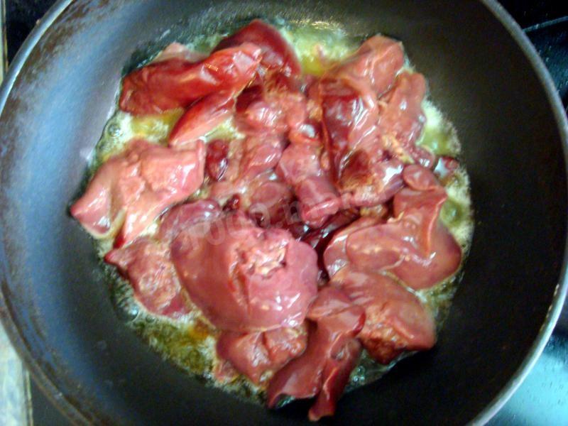 Шаг 3 приготовления Куриная печень с луком и перцем