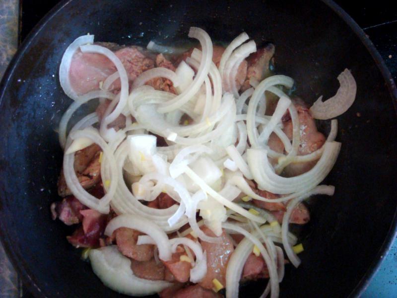 Шаг 5 приготовления Куриная печень с луком и перцем