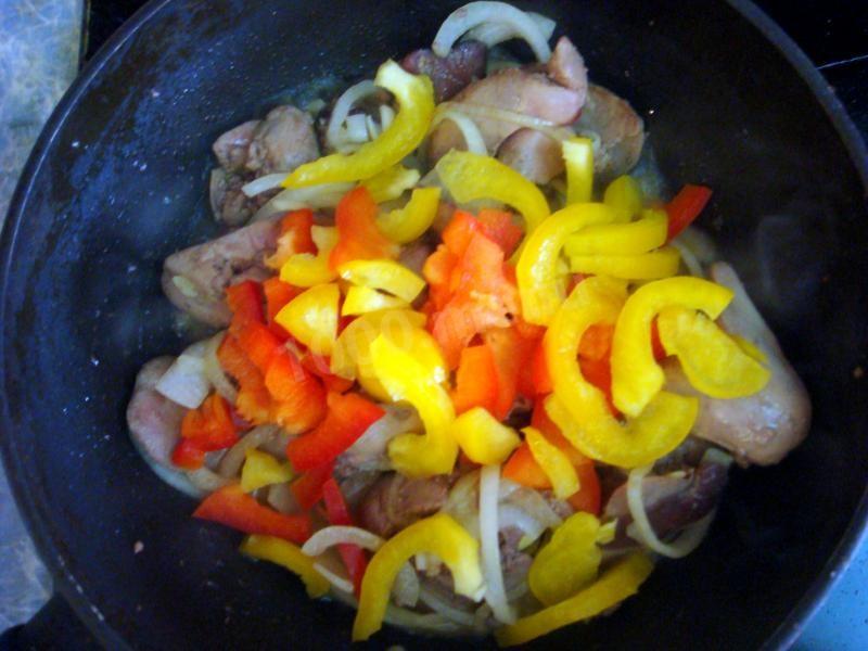 Шаг 6 приготовления Куриная печень с луком и перцем