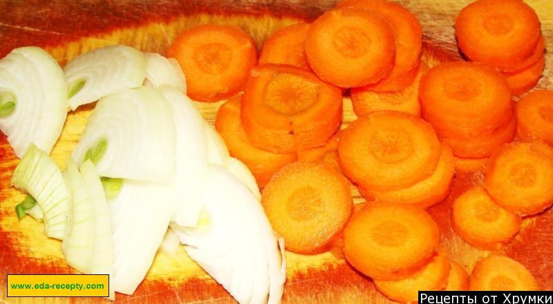 Шаг 5 приготовления Минтай запеченный с картофелем морковью сметаной
