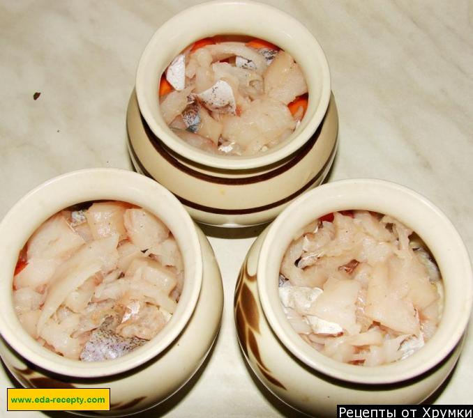 Шаг 6 приготовления Минтай запеченный с картофелем морковью сметаной
