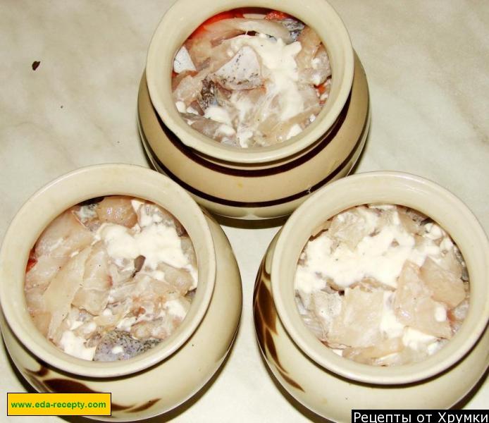 Шаг 8 приготовления Минтай запеченный с картофелем морковью сметаной