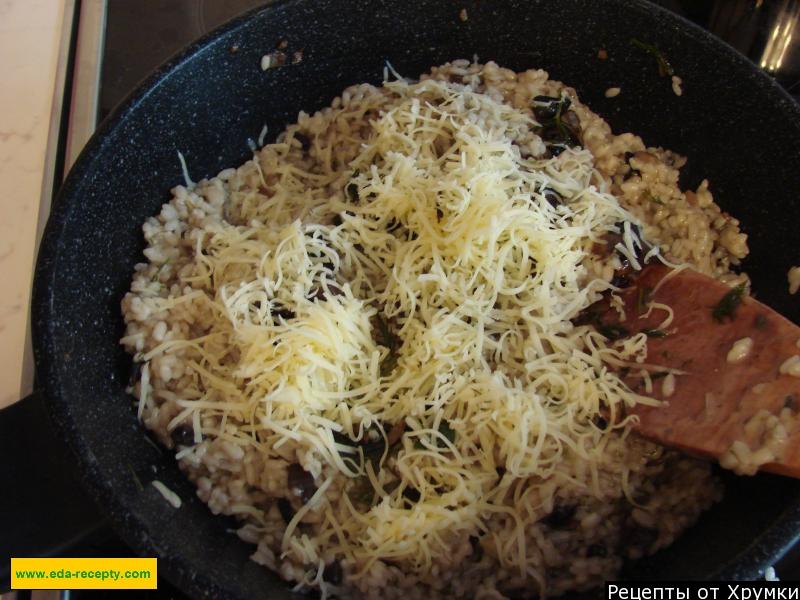 Шаг 7 приготовления Ризотто с замороженными грибами и пармезаном