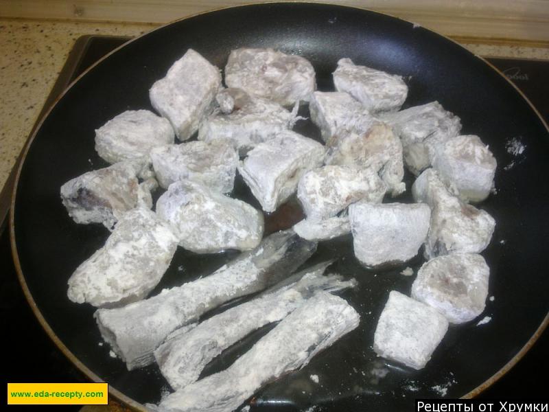 Шаг 3 приготовления Минтай жареный с рисом и с соленными огурцами