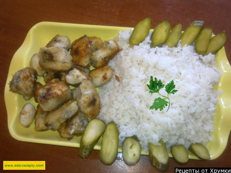 Шаг 5 приготовления Минтай жареный с рисом и с соленными огурцами