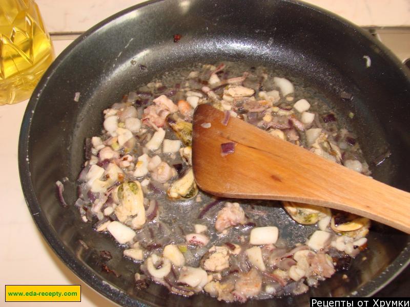 Шаг 2 приготовления Корзинки из блинов с начинкой из морепродуктов