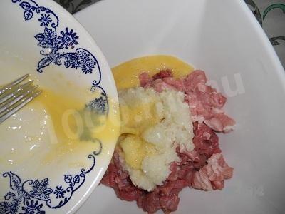 Шаг 4 приготовления Албанская свинина с майонезом и яйцами