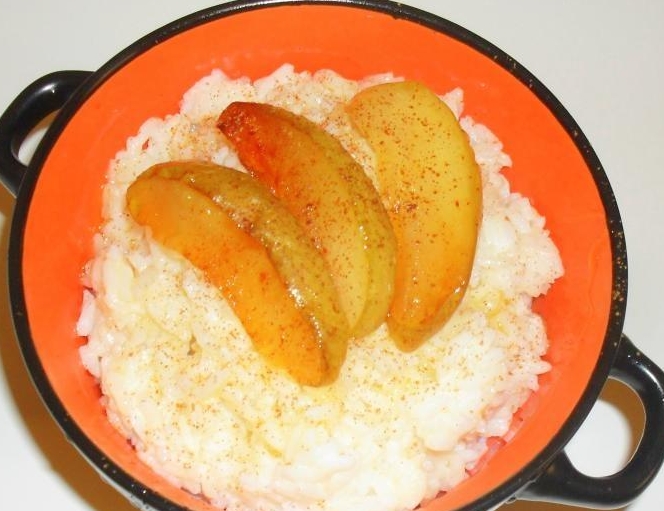 Обложка рецепта Молочная каша рисовая с яблоками