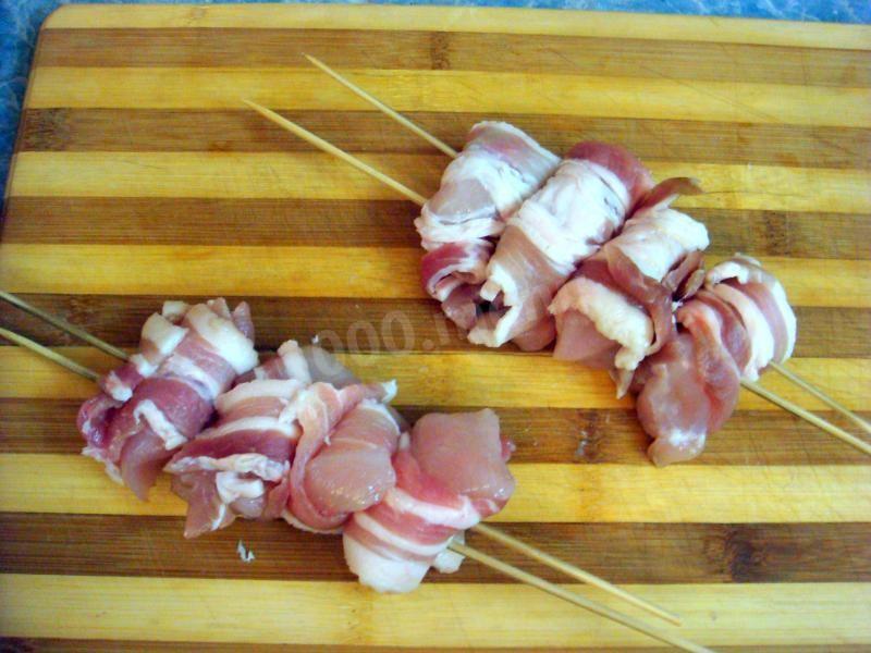 Шаг 7 приготовления Куриный шашлык в беконе