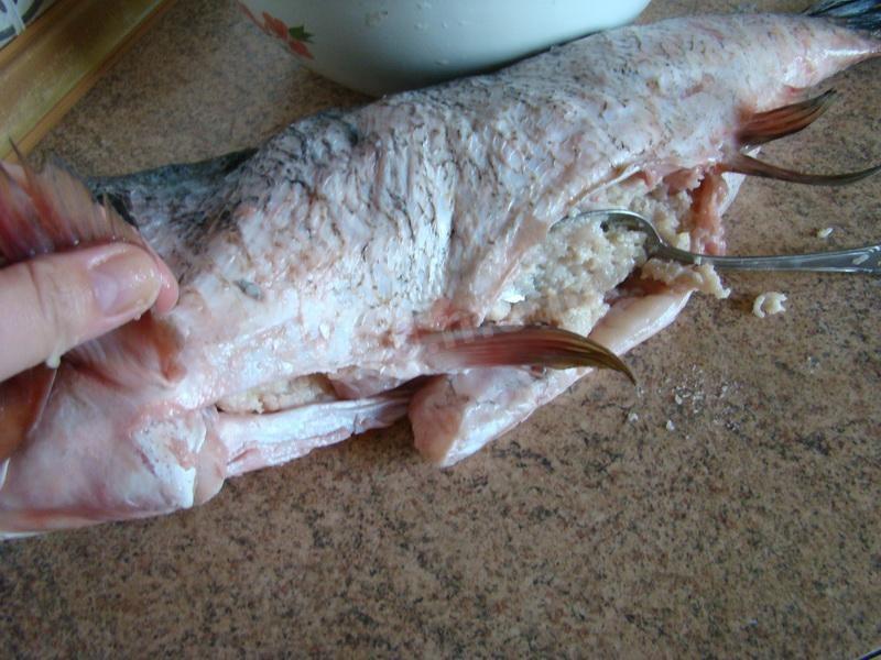 Шаг 12 приготовления Фаршированный толстолобик в духовке запеченный