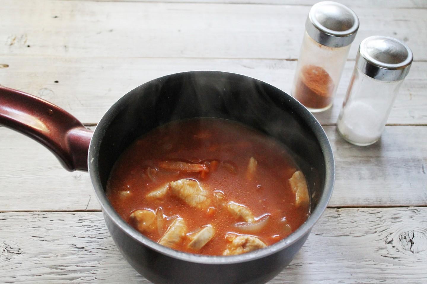 Шаг 7 приготовления Гуляш без картошки с курицей