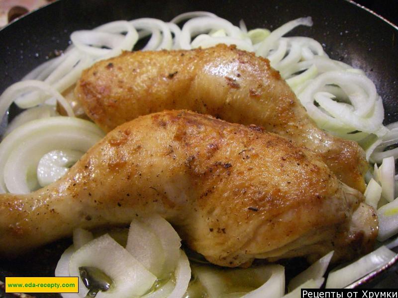 Шаг 4 приготовления Куриные окорочка жареные с луком на сковороде