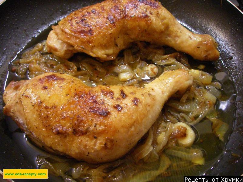 Шаг 5 приготовления Куриные окорочка жареные с луком на сковороде