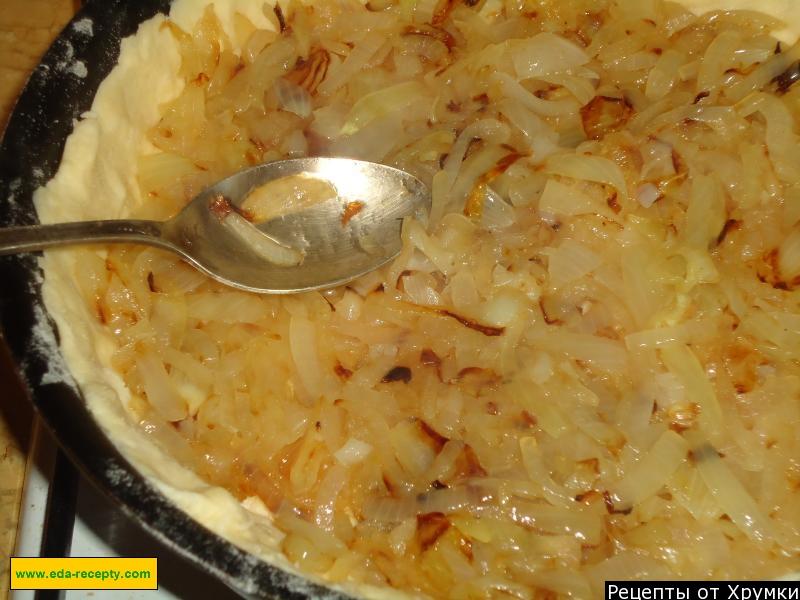 Шаг 6 приготовления Луковый пирог с луком, сыром, яйцом