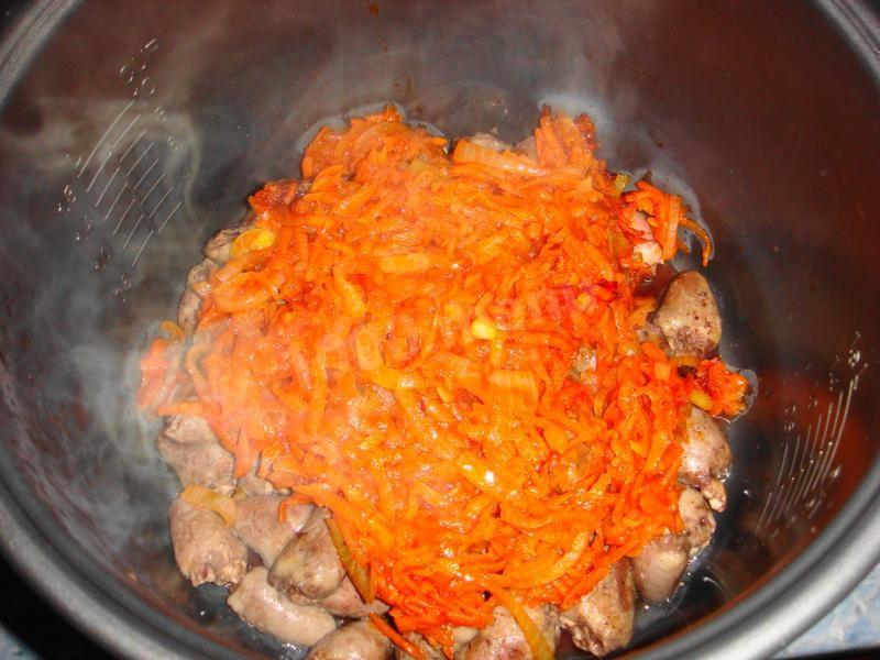 Шаг 7 приготовления Капуста тушеная с куриными сердечками