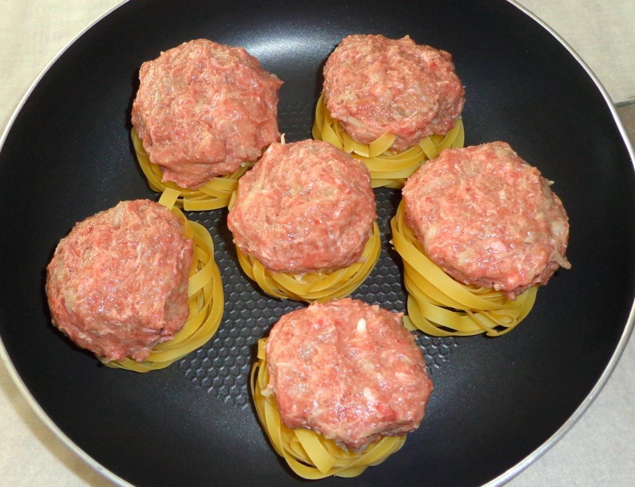 Шаг 5 приготовления Макаронные гнезда без соуса с мясом кролика и пармезаном