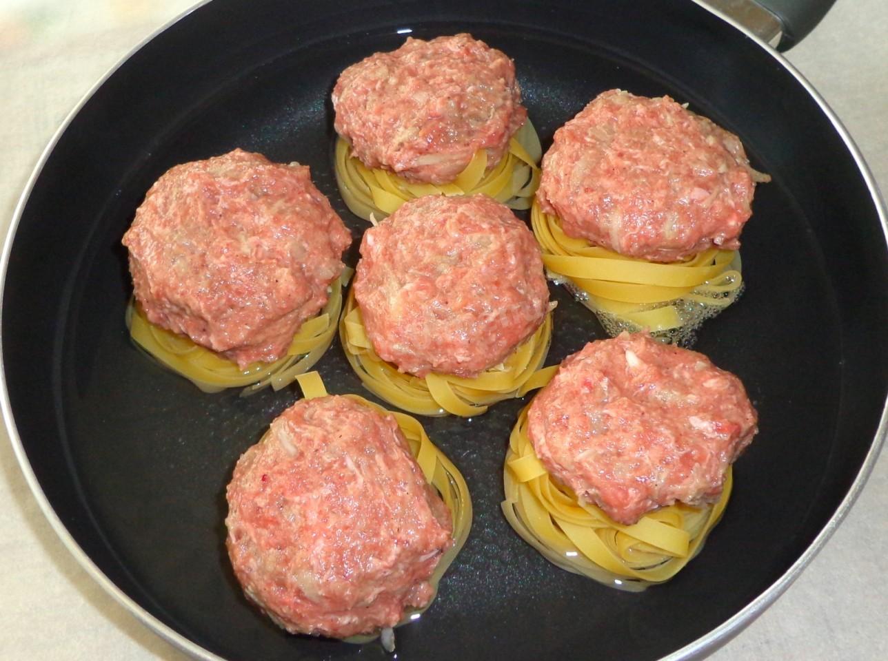 Шаг 6 приготовления Макаронные гнезда без соуса с мясом кролика и пармезаном