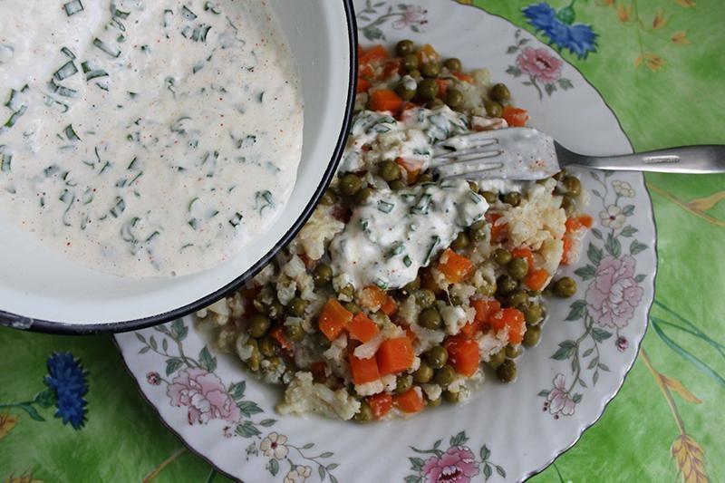 Шаг 10 приготовления Салат из цветной капусты с горошком и морковью