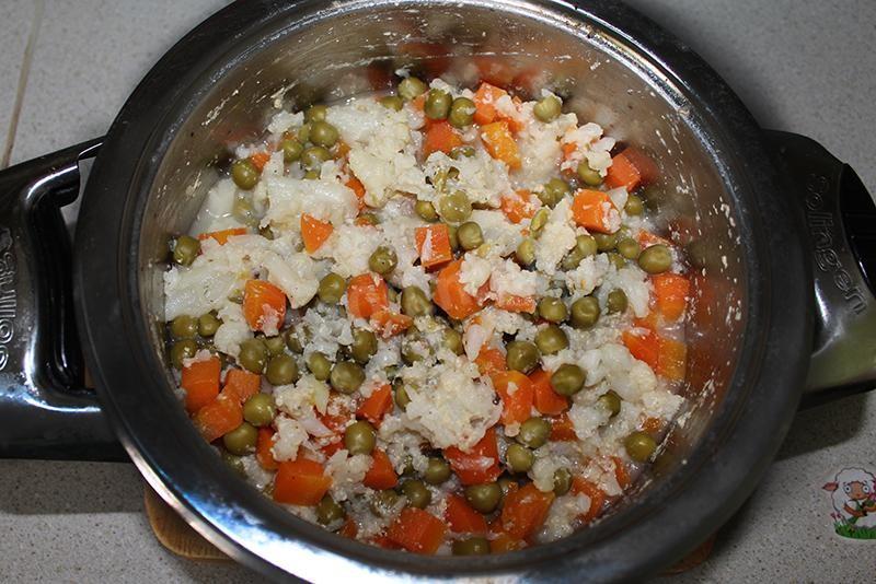 Шаг 7 приготовления Салат из цветной капусты с горошком и морковью