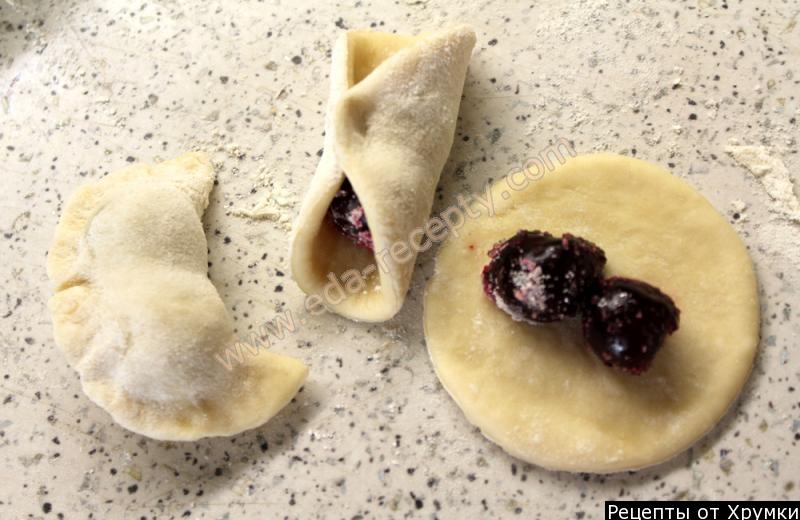 Шаг 6 приготовления Вареники с вишней и манкой на пару