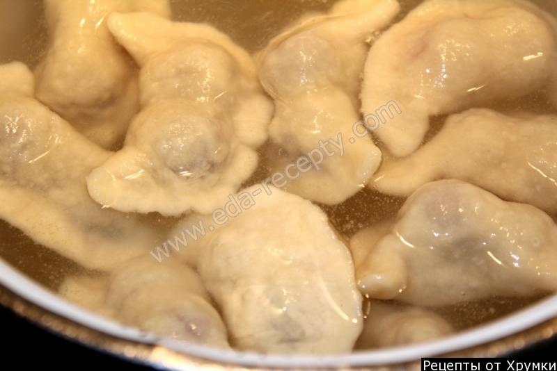 Шаг 7 приготовления Вареники с вишней и манкой на пару