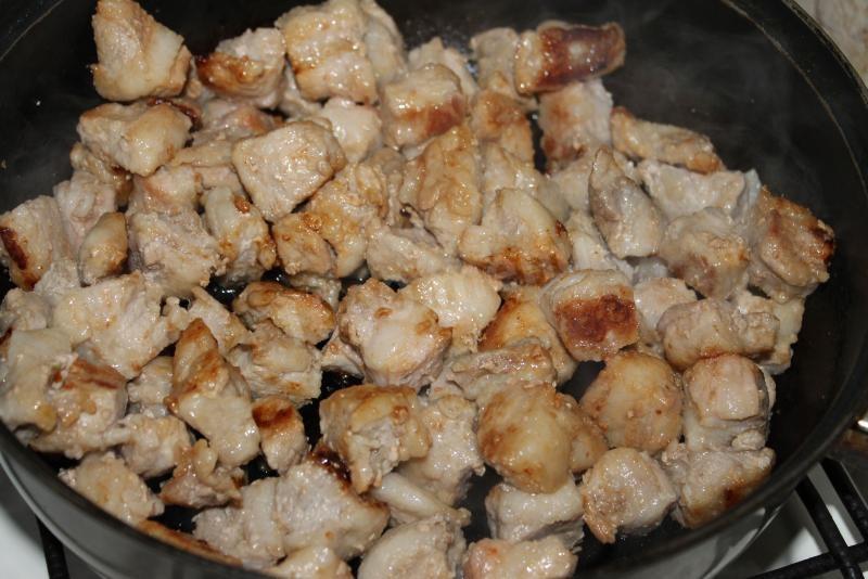 Шаг 3 приготовления Бигус с мясом и колбасой