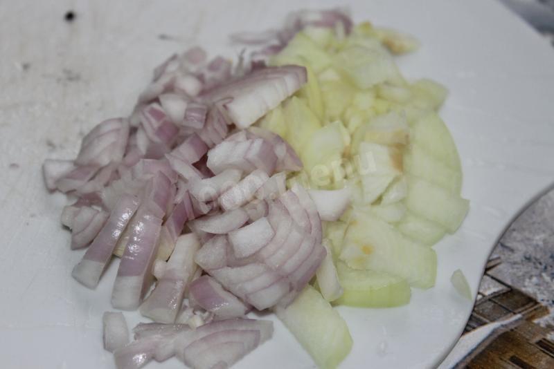 Шаг 4 приготовления Бигус с мясом и колбасой
