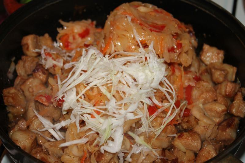 Шаг 7 приготовления Бигус с мясом и колбасой