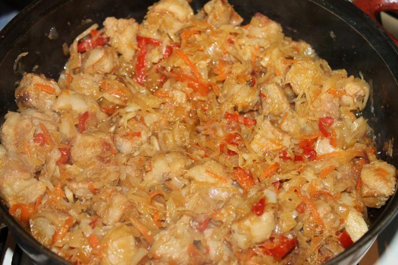 Шаг 8 приготовления Бигус с мясом и колбасой