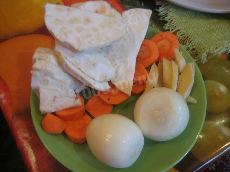 Шаг 3 приготовления Свиная рулька с черносливом яблоками и квашеной капустой