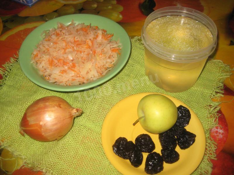 Шаг 6 приготовления Свиная рулька с черносливом яблоками и квашеной капустой
