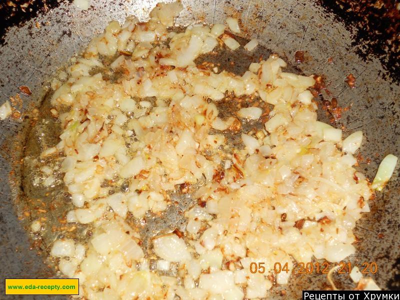 Шаг 2 приготовления Макароны с тушенкой и чесноком