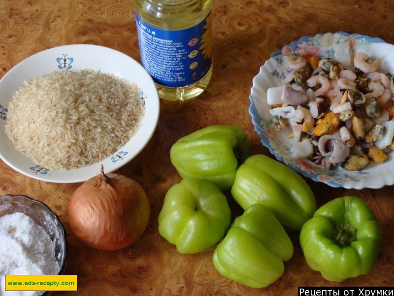 Шаг 1 приготовления Рис с морепродуктами, луком и перцем