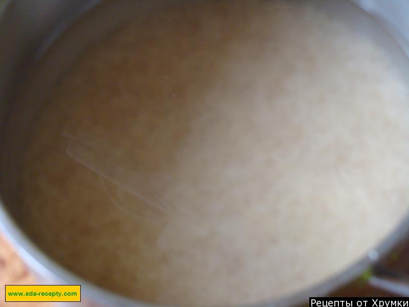 Шаг 2 приготовления Рис с морепродуктами, луком и перцем