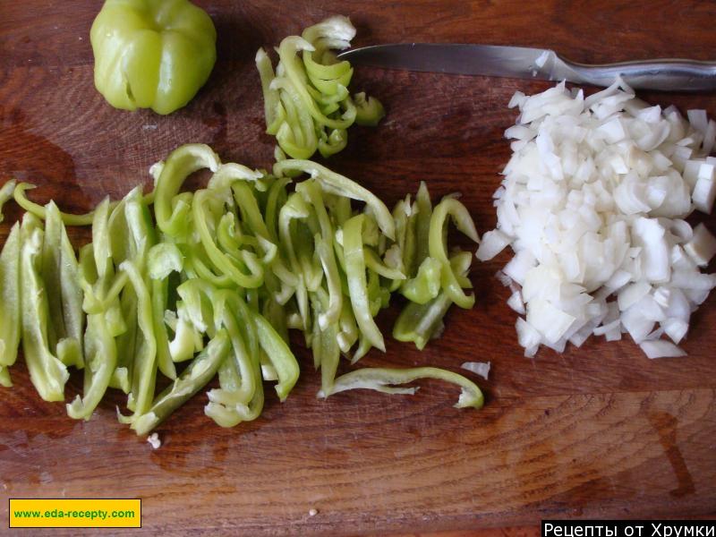 Шаг 3 приготовления Рис с морепродуктами, луком и перцем